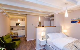 Villa Flores Studio Apartment